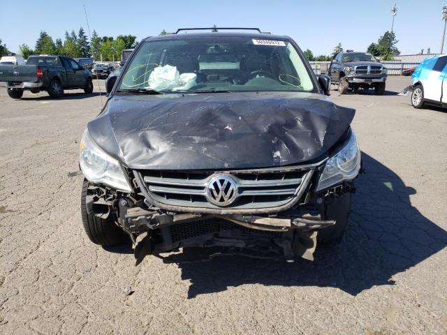 2C4RVABG0CR354720 - 2012 VOLKSWAGEN ROUTAN SE CHARCOAL photo 9