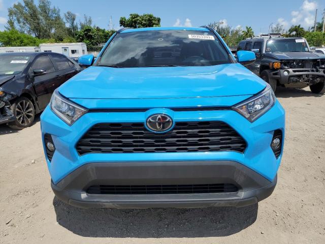 2T3C1RFVXMW144643 - 2021 TOYOTA RAV4 XLE PREMIUM BLUE photo 5