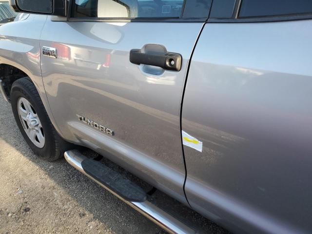 5TFRW5F14HX219940 - 2017 TOYOTA TUNDRA DOUBLE CAB SR/SR5 SILVER photo 12