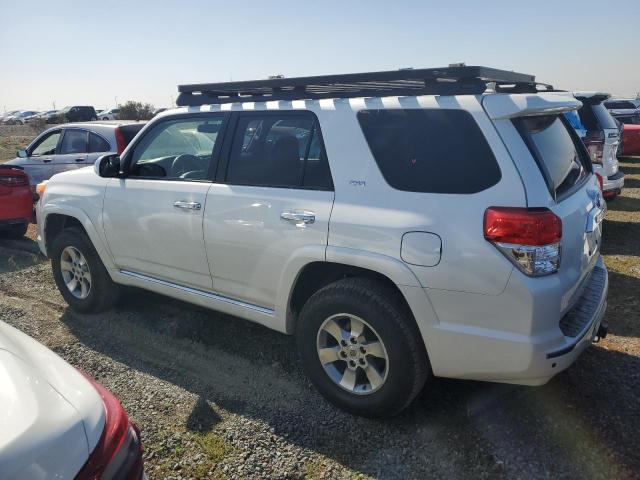 JTEBU5JR5D5134448 - 2013 TOYOTA 4RUNNER SR5 WHITE photo 2