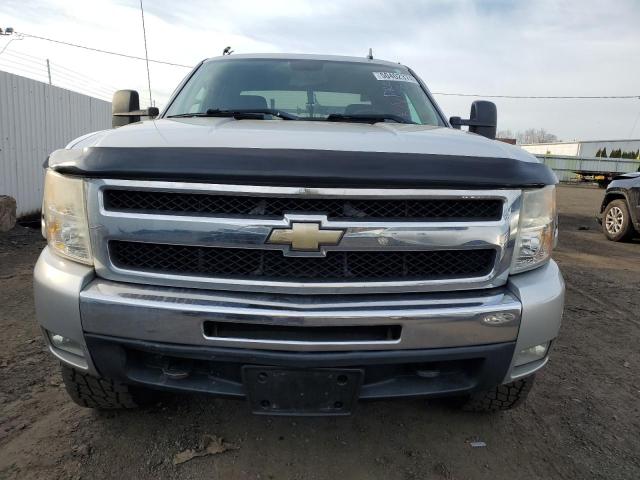 1GCSKSE33AZ150196 - 2010 CHEVROLET SILVERADO K1500 LT SILVER photo 5