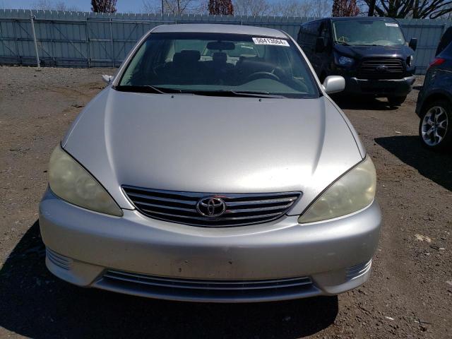 4T1BF32K15U098720 - 2005 TOYOTA CAMRY LE GRAY photo 5