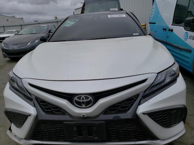 4T1KZ1AK8NU070765 - 2022 TOYOTA CAMRY TRD WHITE photo 5