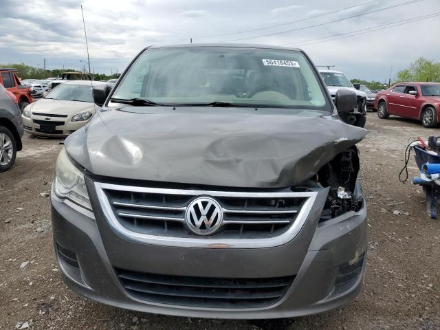 2V4RW3D19AR236704 - 2010 VOLKSWAGEN ROUTAN SE GRAY photo 5