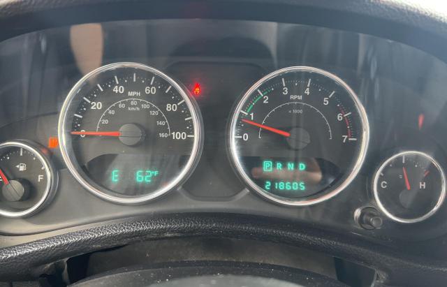 1J4HA3H16BL500982 - 2011 JEEP WRANGLER U SPORT فضي صورة 8