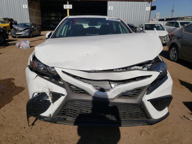 4T1S11AK2PU749859 - 2023 TOYOTA CAMRY SE NIGHT SHADE WHITE photo 5