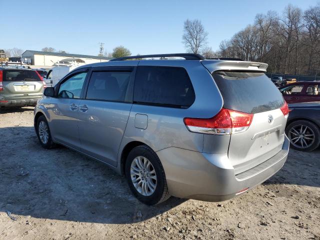 5TDYK3DCXCS278957 - 2012 TOYOTA SIENNA XLE Silber Foto 2