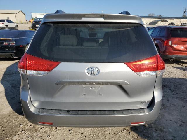 5TDYK3DCXCS278957 - 2012 TOYOTA SIENNA XLE Silber Foto 6
