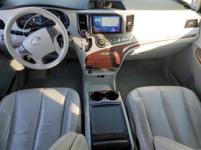 5TDYK3DCXCS278957 - 2012 TOYOTA SIENNA XLE Silber Foto 8