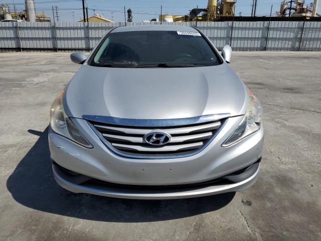 5NPEB4AC6EH823025 - 2014 HYUNDAI SONATA GLS SILVER photo 5