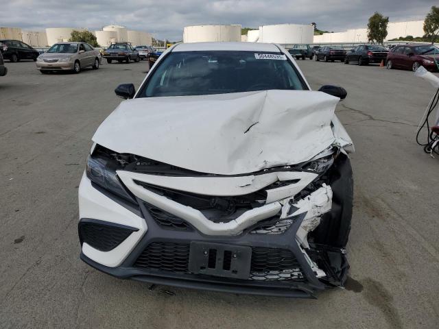 4T1T11AK1RU232477 - 2024 TOYOTA CAMRY SE NIGHT SHADE WHITE photo 5