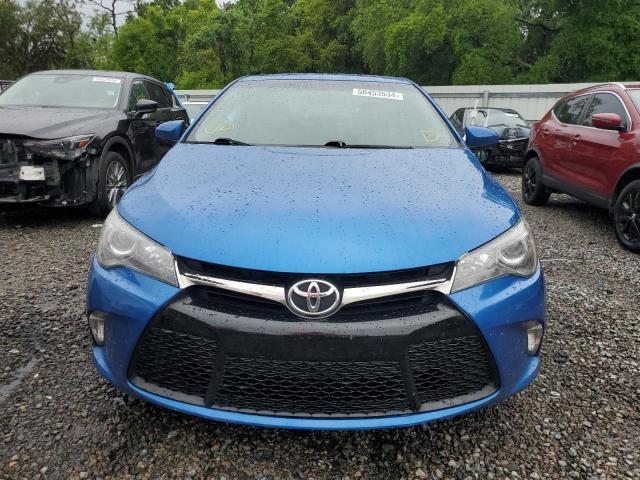 4T1BF1FK1HU627375 - 2017 TOYOTA CAMRY LE BLUE photo 5