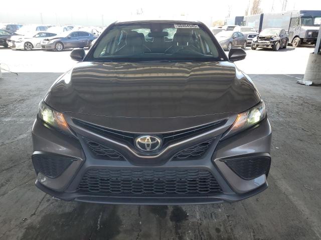 4T1G11AK7PU770180 - 2023 TOYOTA CAMRY SE NIGHT SHADE GRAY photo 5