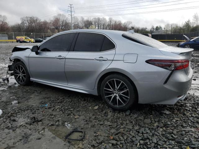 4T1G11AK8NU711541 - 2022 TOYOTA CAMRY SE SILVER photo 2