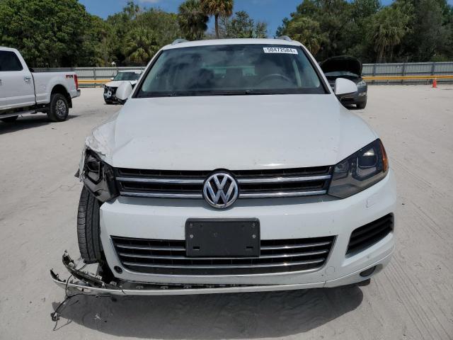 WVGEF9BP2DD003463 - 2013 VOLKSWAGEN TOUAREG V6 WHITE photo 5