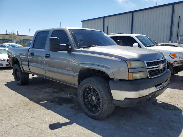 1GCHK23DX6F239990 - 2006 CHEVROLET SILVERADO K2500 HEAVY DUTY GRAY photo 4