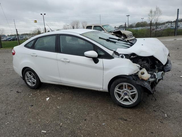 3FADP4BJ3JM134127 - 2018 FORD FIESTA SE WHITE photo 4