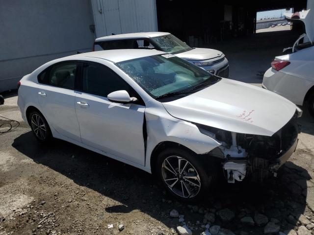 3KPF24AD8NE417636 - 2022 KIA FORTE FE WHITE photo 4