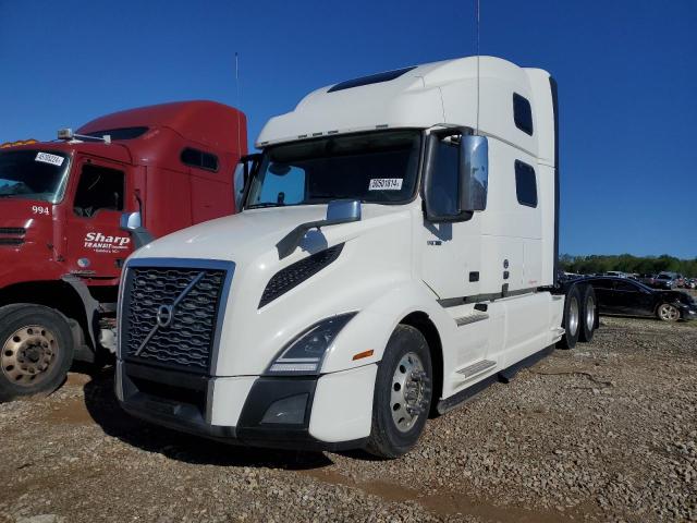 4V4NC9EH2LN236886 - 2020 VOLVO VN VNL WHITE photo 2