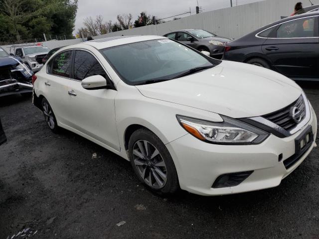 1N4AL3AP1HC149879 - 2017 NISSAN ALTIMA 2.5 WHITE photo 4