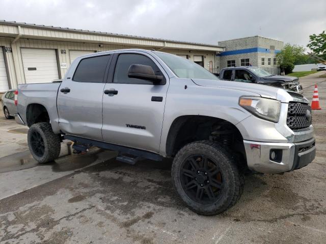 5TFDY5F1XJX697757 - 2018 TOYOTA TUNDRA CREWMAX SR5 SILVER photo 4