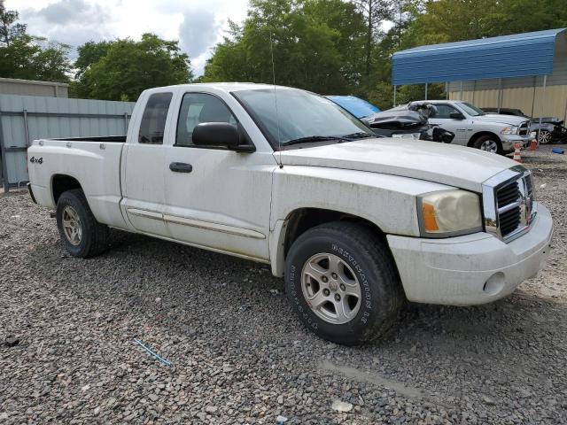 1D7HW42N75S276095 - 2005 DODGE DAKOTA SLT WHITE photo 4