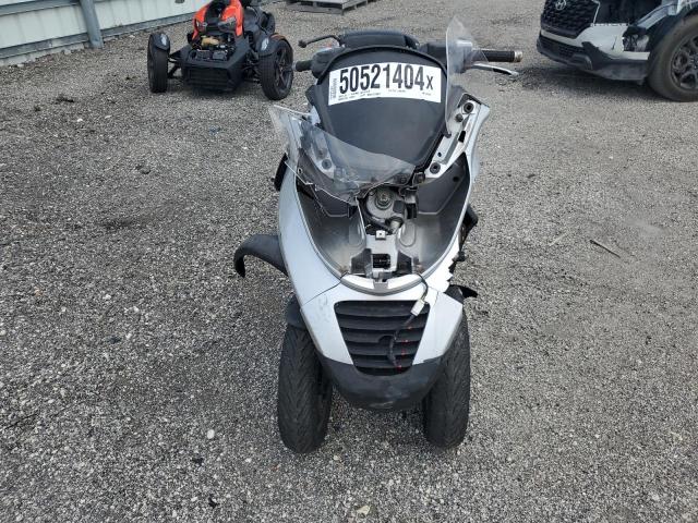 ZAPM479M085003465 - 2008 PIAGGIO MP3 250 SILVER photo 2