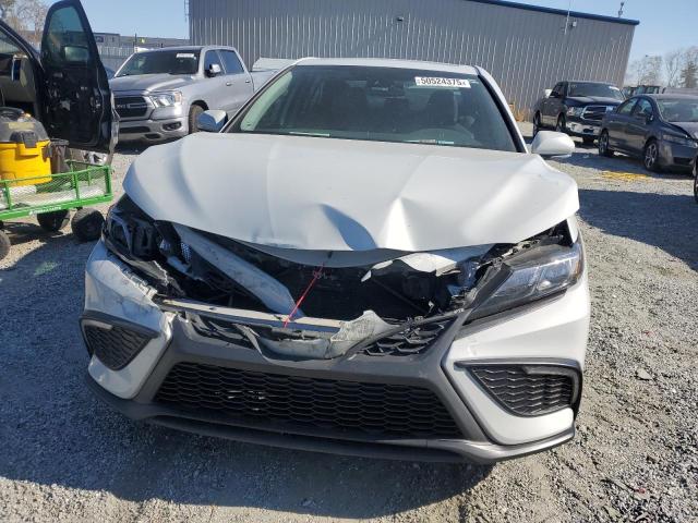 4T1T11AKXPU170431 - 2023 TOYOTA CAMRY SE NIGHT SHADE WHITE photo 5