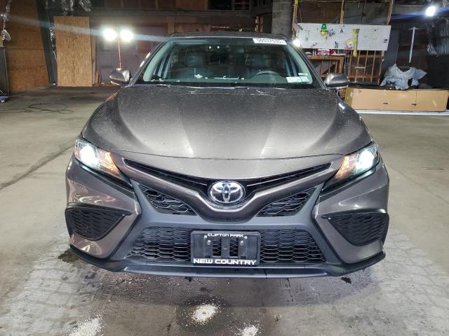 4T1G11BK9RU115780 - 2024 TOYOTA CAMRY SE NIGHT SHADE CHARCOAL photo 5