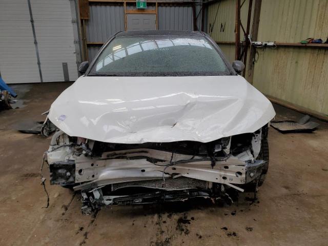 4T1S11BK4RU112568 - 2024 TOYOTA CAMRY SE NIGHT SHADE WHITE photo 5