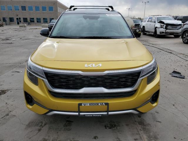 KNDEUCAA5N7234247 - 2022 KIA SELTOS S YELLOW photo 5