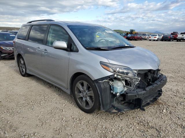 5TDXZ3DC7JS912374 - 2018 TOYOTA SIENNA SE SILVER photo 4