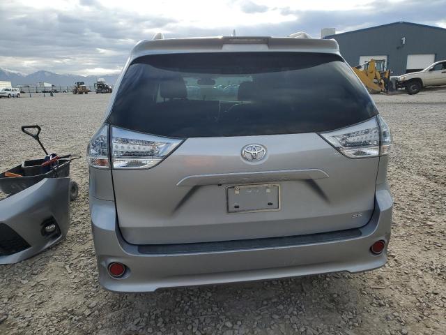 5TDXZ3DC7JS912374 - 2018 TOYOTA SIENNA SE SILVER photo 6