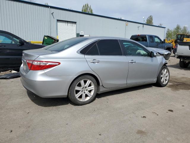 4T4BF1FK6FR490758 - 2015 TOYOTA CAMRY LE SILVER photo 3