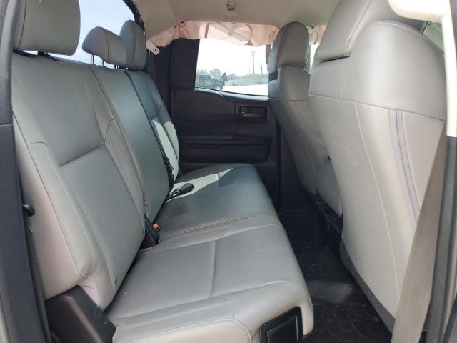 5TFUM5F14JX075943 - 2018 TOYOTA TUNDRA DOUBLE CAB SR/SR5 WHITE photo 10