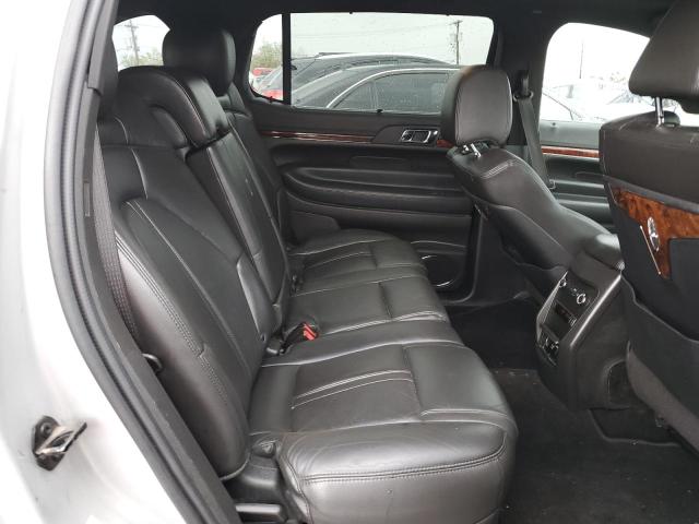 2LMHJ5NK0KBL00758 - 2019 LINCOLN MKT SILVER photo 10