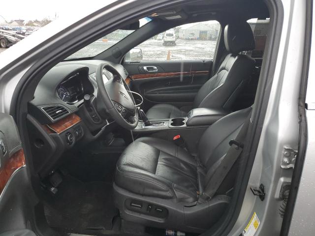 2LMHJ5NK0KBL00758 - 2019 LINCOLN MKT SILVER photo 7