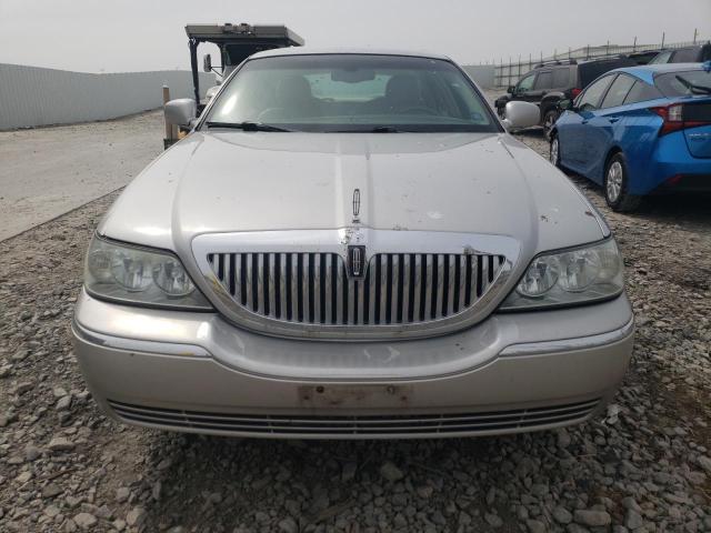 1LNHM81W64Y668963 - 2004 LINCOLN TOWN CAR EXECUTIVE SILVER photo 5