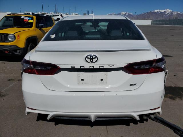 4T1G11AK1RU219472 - 2024 TOYOTA CAMRY SE NIGHT SHADE WHITE photo 6