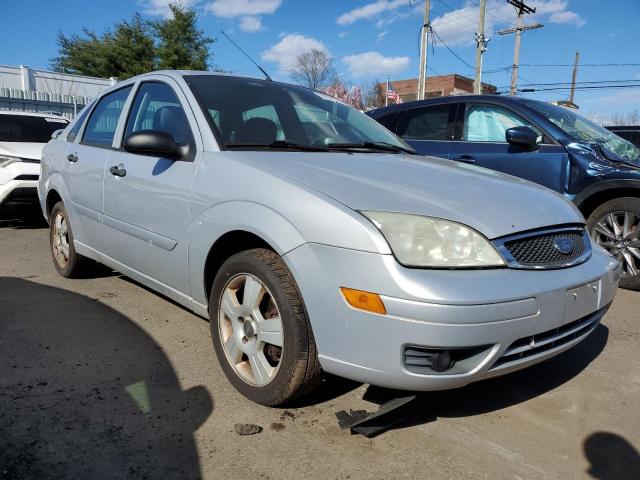 1FAFP34N07W231636 - 2007 FORD FOCUS ZX4 SILVER photo 4