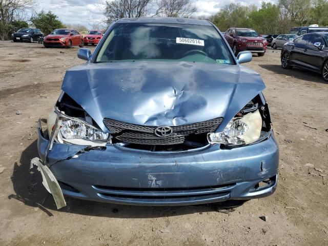 JTDBE30K330165073 - 2003 TOYOTA CAMRY LE BLUE photo 5