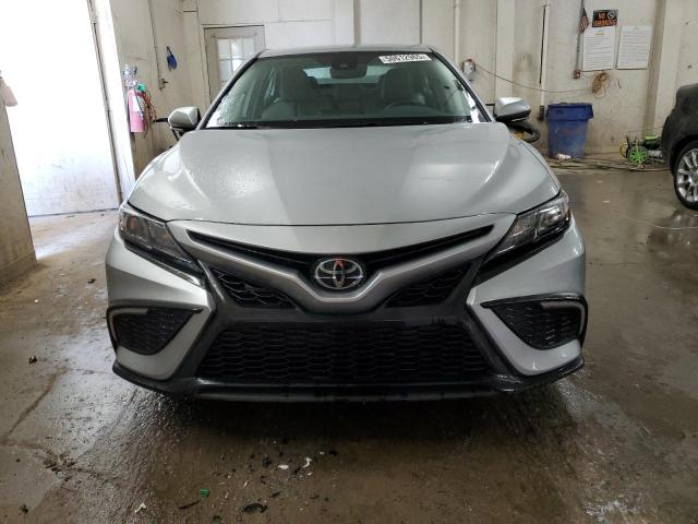 4T1G11AK9PU152245 - 2023 TOYOTA CAMRY SE NIGHT SHADE SILVER photo 5