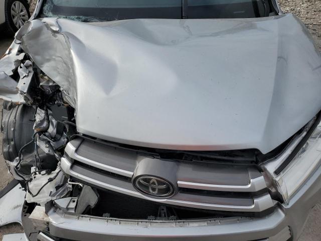 5TDKZRFHXKS307983 - 2019 TOYOTA HIGHLANDER SE SILVER photo 12