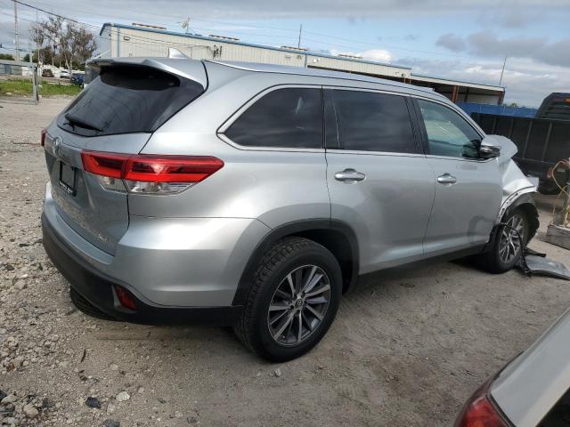 5TDKZRFHXKS307983 - 2019 TOYOTA HIGHLANDER SE SILVER photo 3