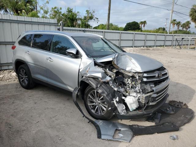 5TDKZRFHXKS307983 - 2019 TOYOTA HIGHLANDER SE SILVER photo 4