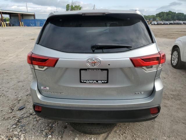 5TDKZRFHXKS307983 - 2019 TOYOTA HIGHLANDER SE SILVER photo 6