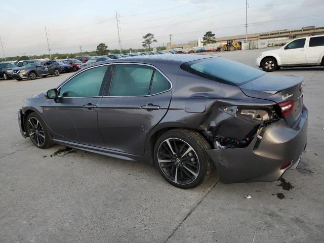 4T1B61HK8JU125935 - 2018 TOYOTA CAMRY XSE GRAY photo 2