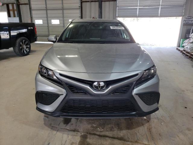 4T1T11AK0RU857923 - 2024 TOYOTA CAMRY SE NIGHT SHADE SILVER photo 5