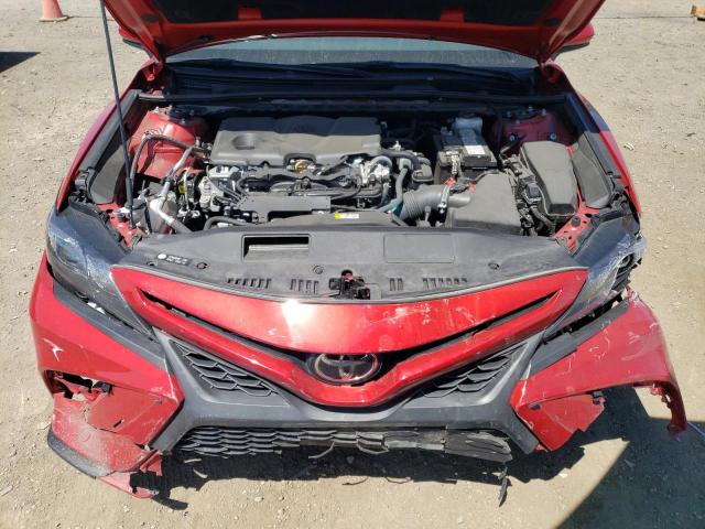 4T1G11AK6MU415853 - 2021 TOYOTA CAMRY SE RED photo 11