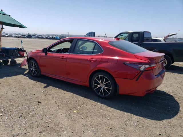 4T1G11AK6MU415853 - 2021 TOYOTA CAMRY SE RED photo 2